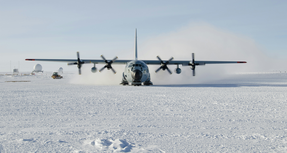 Avion militaire sur glace enneigée