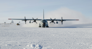 Avion militaire sur glace enneigée