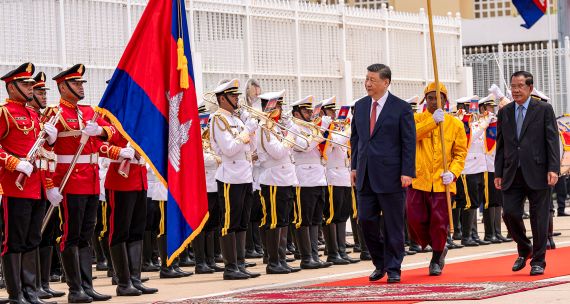 China's President Xi Jinping (C-R) walks with Cambodia's Senate President Hun Sen (R)