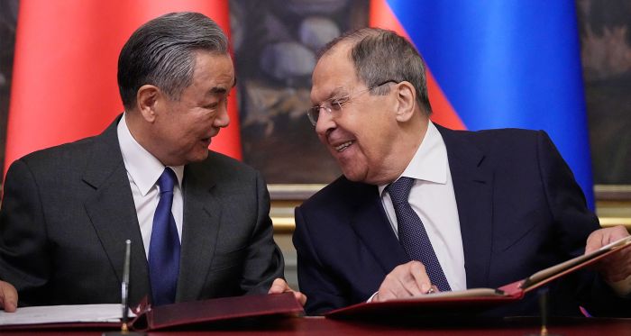 Wang Yi, ministre des Affaires étrangères chinois, et son homologue russe, Sergueï Lavrov.