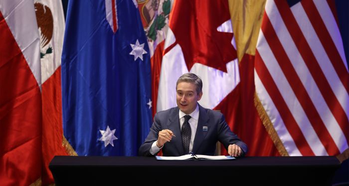 François-Philippe Champagne signs CPTPP in 2018